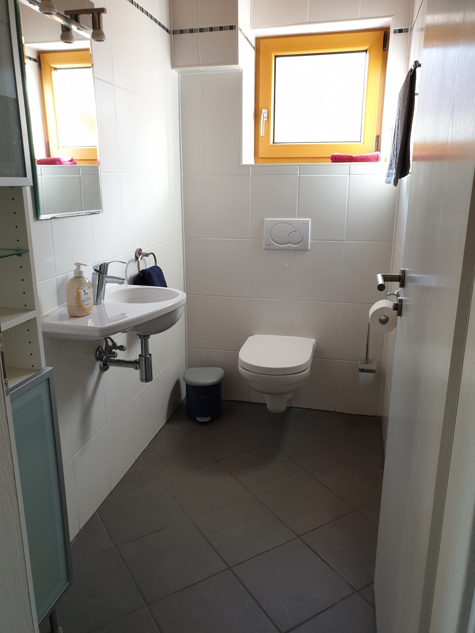 Apartment B - Badezimmer 2, Dusche & WC / Bathroom 2, Shower & Toilet