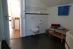 Apartment B - Badezimmer 1 Badewanne, Dusche & WC / Bathroom 1 Bathtub, Shower & Toilet