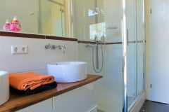 Apartment B - Badezimmer 1 Badewanne, Dusche & WC / Bathroom 1 Bathtub, Shower & Toilet
