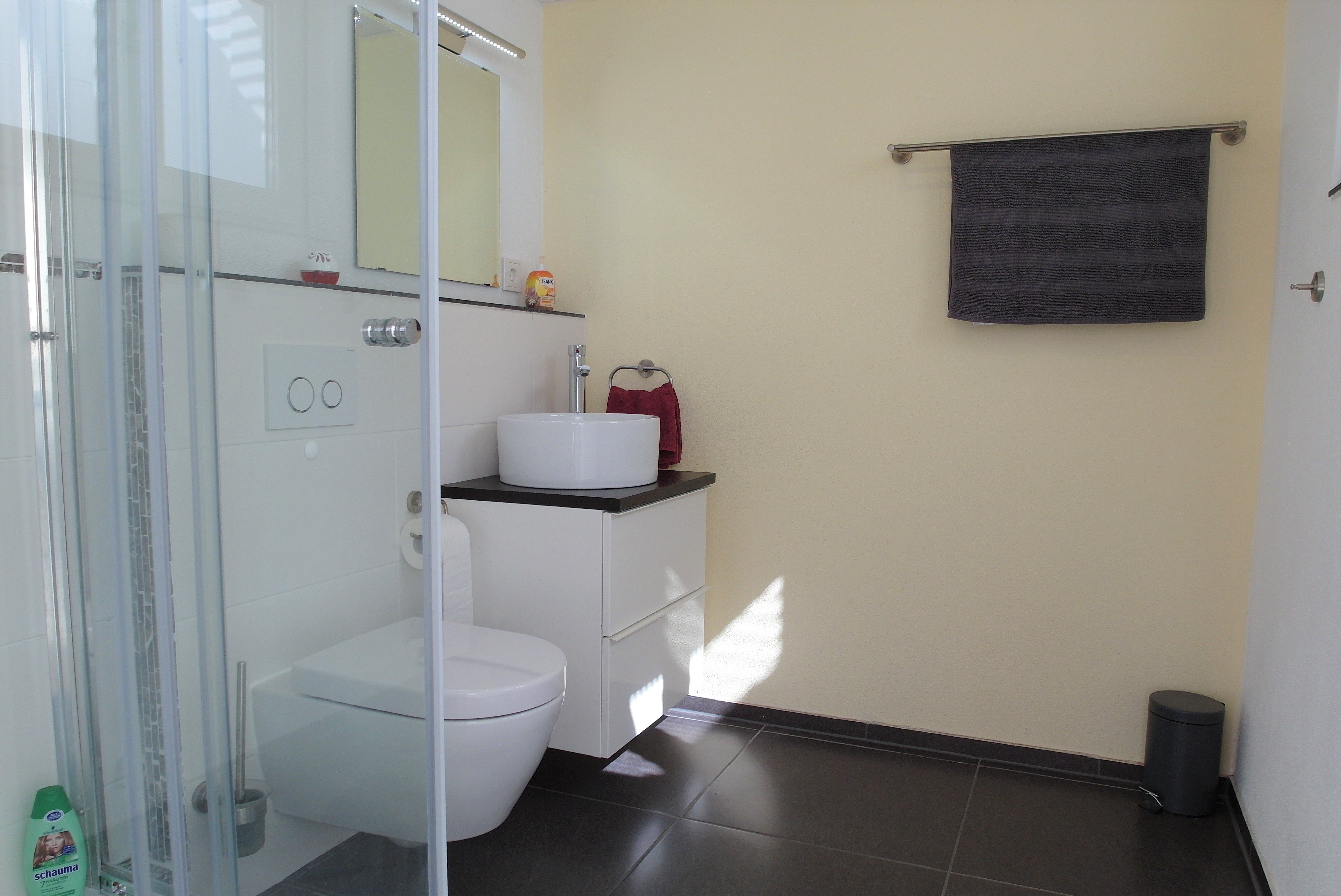 Apartment C - Bad Dusche & WC / Bathroom Shower & Toilet